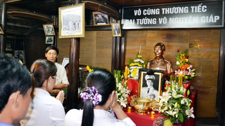 Bàn thờ Đại tướng tại nhà riêng ở làng An Xá, Lệ Thủy, Quảng Bình.